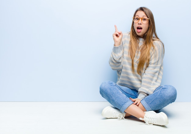 ritratto di una ragazza su sfondo blu