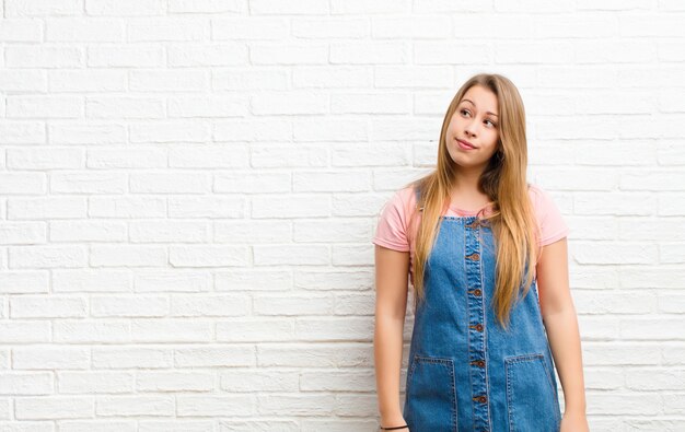 ritratto di una ragazza su uno sfondo bianco