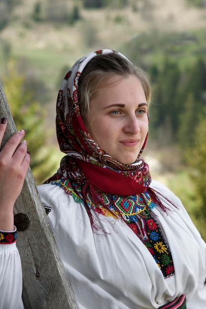 Ritratto di una ragazza ucraina hutsul in un costume nazionale hutsul