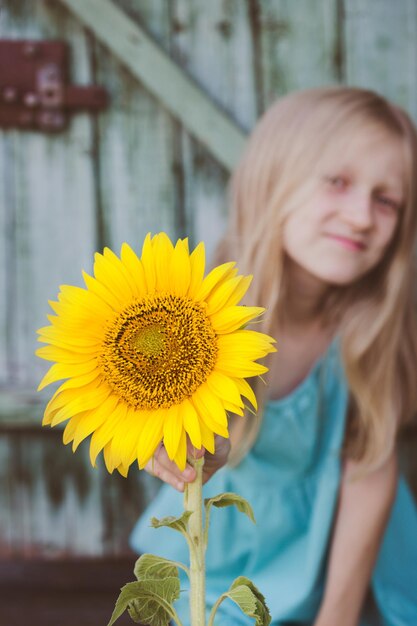 ritratto di una ragazzina con un girasole