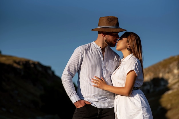 Ritratto di una romantica coppia di adulti