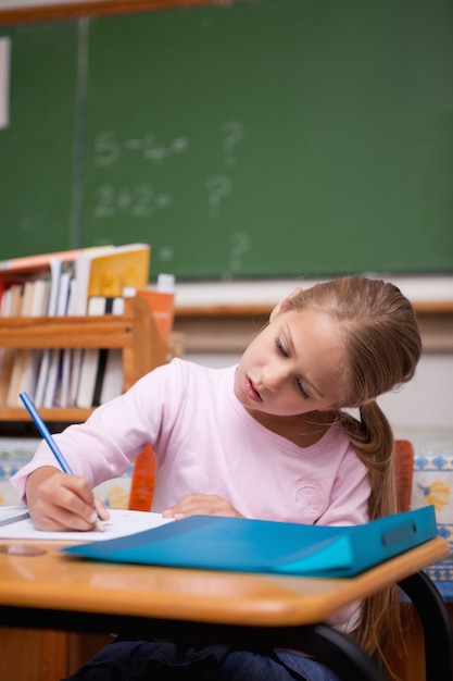 Ritratto di una scrittura concentrata studentessa