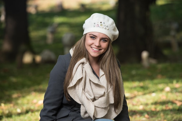 Ritratto Di Una Splendida Donna Bruna Che Legge Un Libro Nel Parco D'autunno