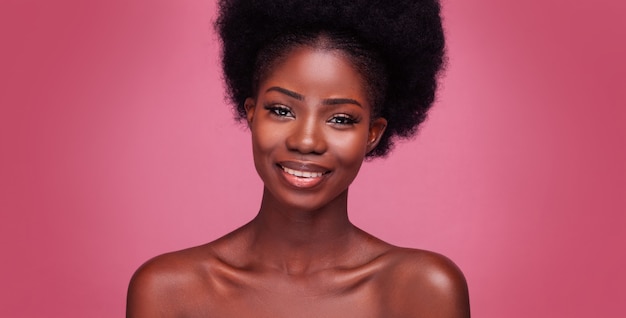 Ritratto di una splendida modella afroamericana con spalle nude e capelli afro isolati su