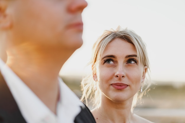 Ritratto di una sposa e sposo in una luce del tramonto