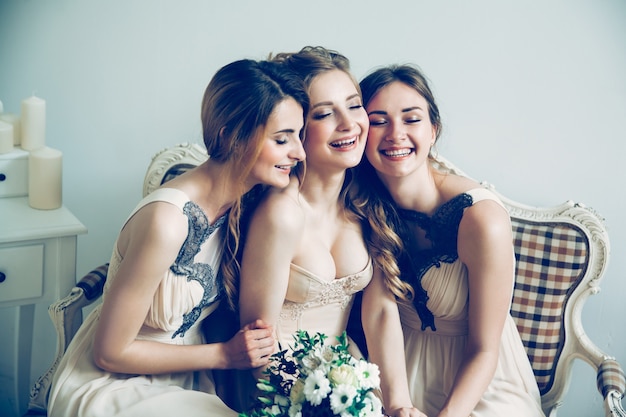 Ritratto di una sposa felice con i suoi due amici. foto con copia spazio