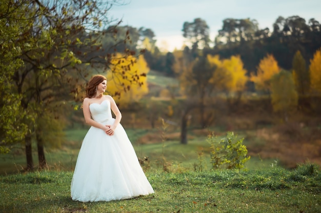 Ritratto di una sposa in abito bianco