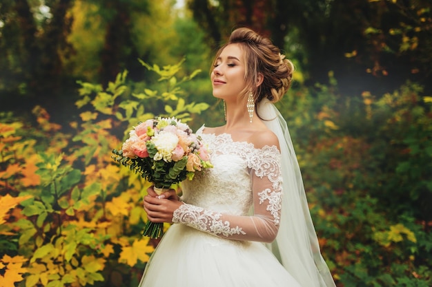 Ritratto di una sposa nella foresta d'autunno