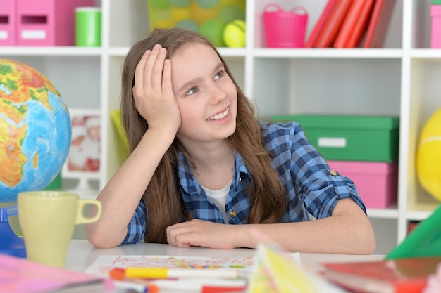 Ritratto di una studentessa carina in classe