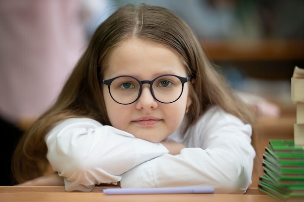 Ritratto di una studentessa di mezza età con gli occhiali