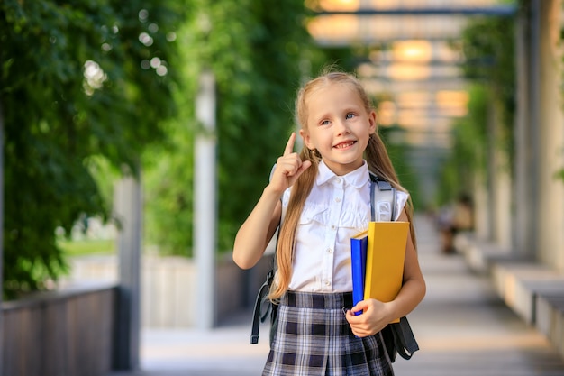 Ritratto di una studentessa felice del primo selezionatore