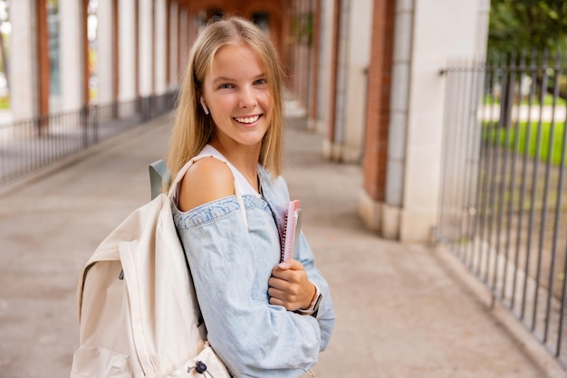 Ritratto di una studentessa sorridente