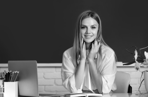 Ritratto di una studentessa universitaria in una lezione di studio in una classe universitaria all'interno di una scuola