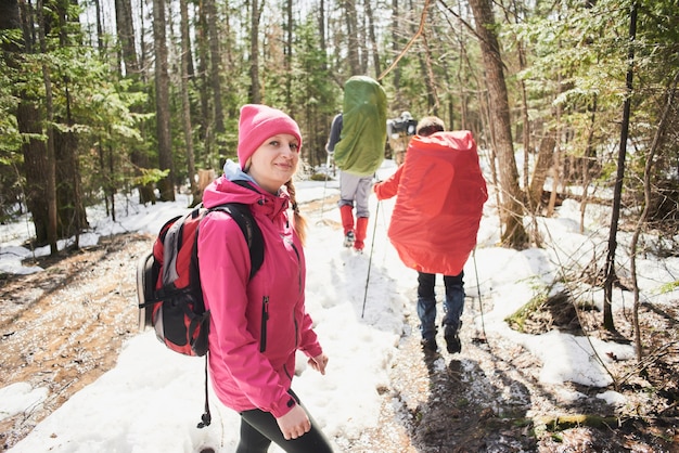 Ritratto di una turista nel bosco