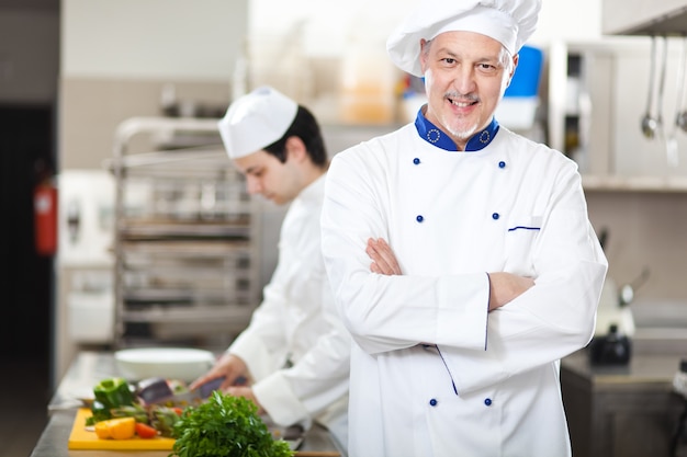 Ritratto di uno chef al lavoro nella sua cucina