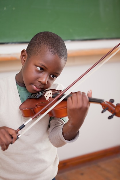 Ritratto di uno scolaro che suona il violino