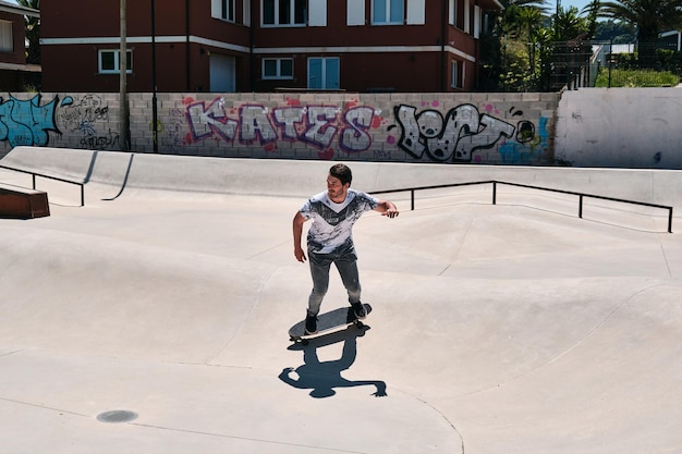 Ritratto di uno skateboarder nel mezzo di uno skatepark