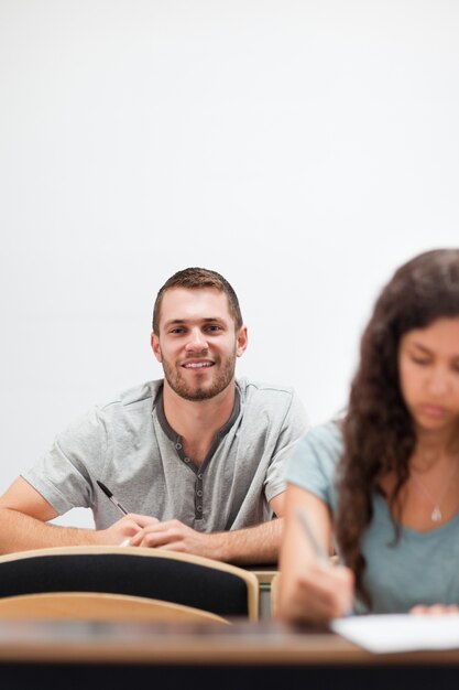 Ritratto di uno studente bello sorridente