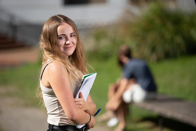 Ritratto di uno studente di college biondo con un taccuino