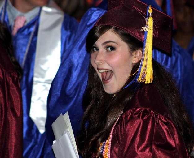 Ritratto di uno studente felice alla laurea