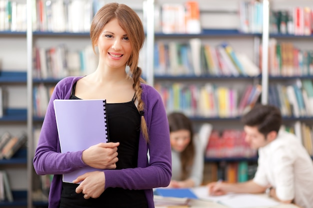 Ritratto di uno studente in una biblioteca