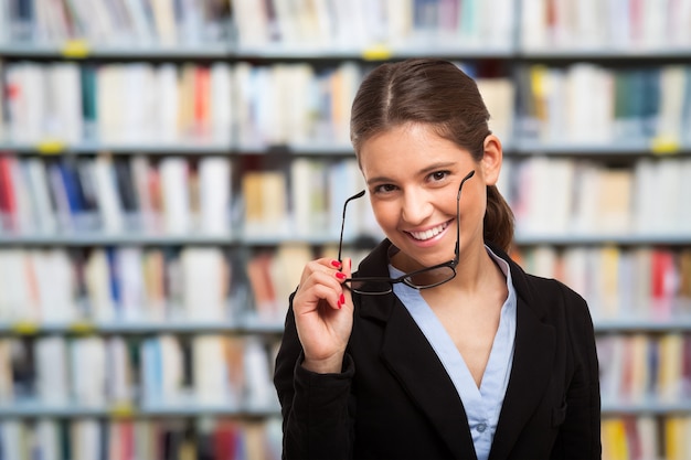 Ritratto di uno studente sorridente in una biblioteca