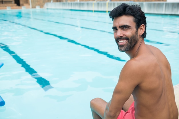 Ritratto di uomo adatto in un momento di relax a bordo piscina