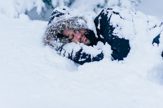 Ritratto di uomo addormentato nella neve