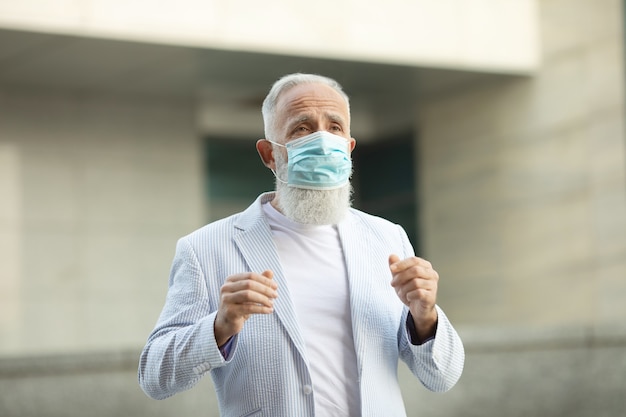 Ritratto di uomo anziano che indossa maschera medica