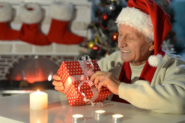 Ritratto di uomo anziano con regalo di Natale