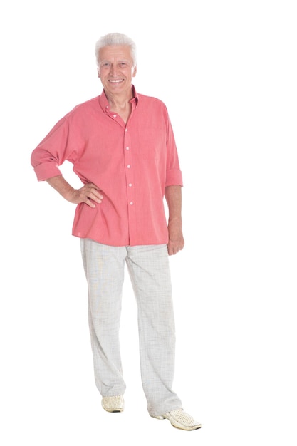 Ritratto di uomo anziano felice in posa isolato su sfondo bianco