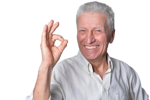 Ritratto di uomo anziano felice isolato su sfondo bianco