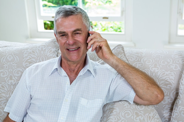 Ritratto di uomo anziano felice parlando sul cellulare
