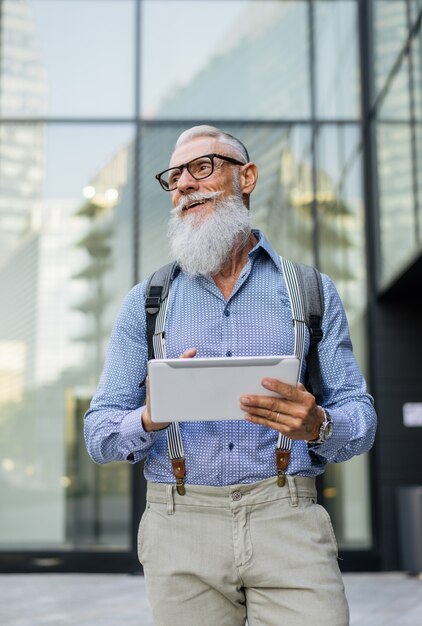 Ritratto di uomo anziano hipster