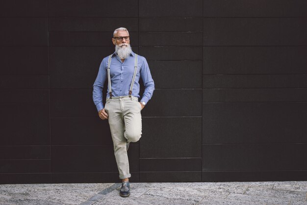 Ritratto di uomo anziano hipster