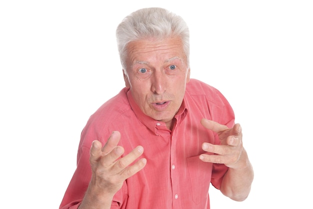 Ritratto di uomo anziano in camicia rosa in posa isolata