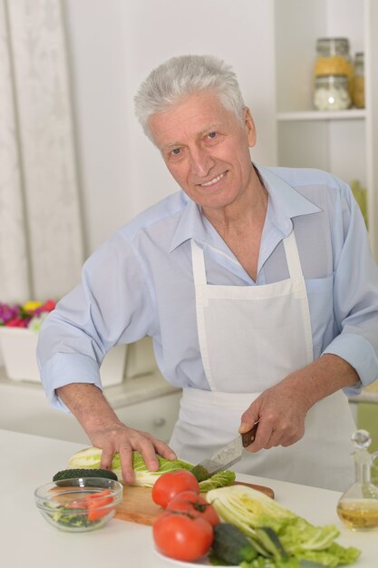 Ritratto di uomo anziano in cucina a casa