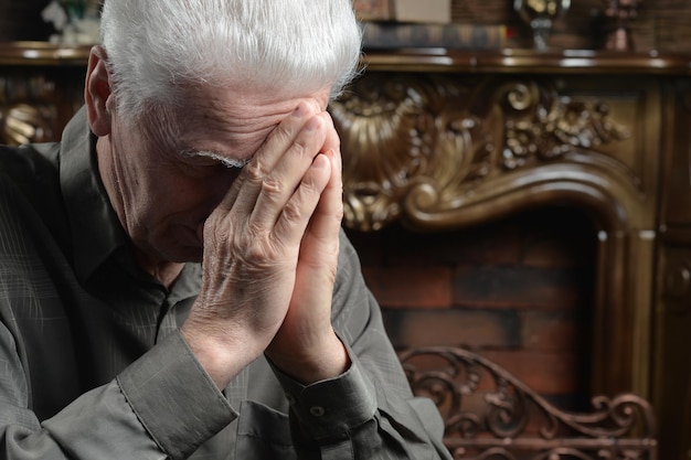 Ritratto di uomo anziano triste che prega