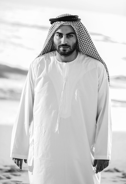 Ritratto di uomo arabo sulla spiaggia in bianco e nero