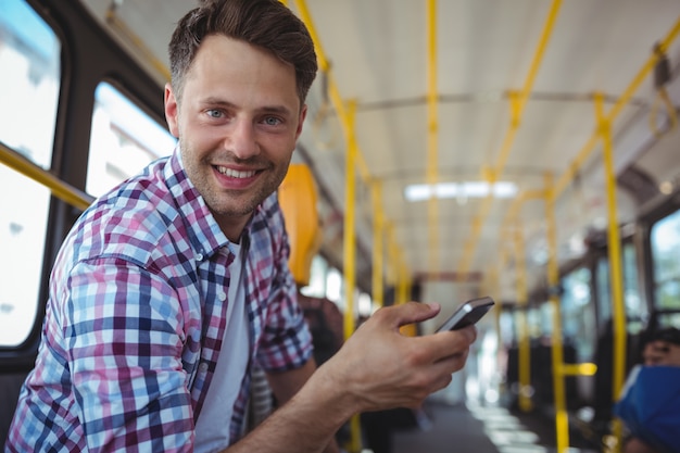 Ritratto di uomo bello con il cellulare