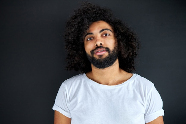 Ritratto di uomo bello con la barba