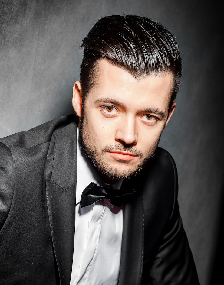 Foto ritratto di uomo bello fiducioso in abito nero con papillon