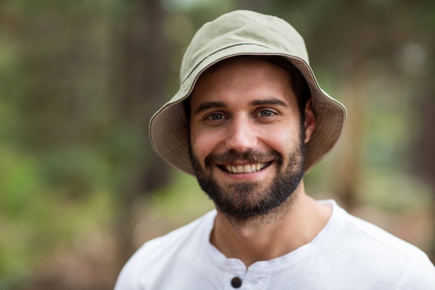 Ritratto di uomo bello in natura