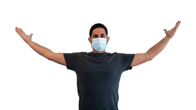 Ritratto di uomo caucasico con una maschera medica durante l'epidemia di virus corona. Persona al colpo dello studio dell'interno isolato su fondo bianco