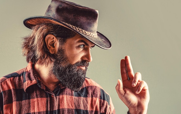 Ritratto di uomo che indossa il cappello da cowboy con la pistola Ritratto di un cowboy occidentale pistole Ritratto di un cowboy americano bandito in maschera uomo occidentale con cappello