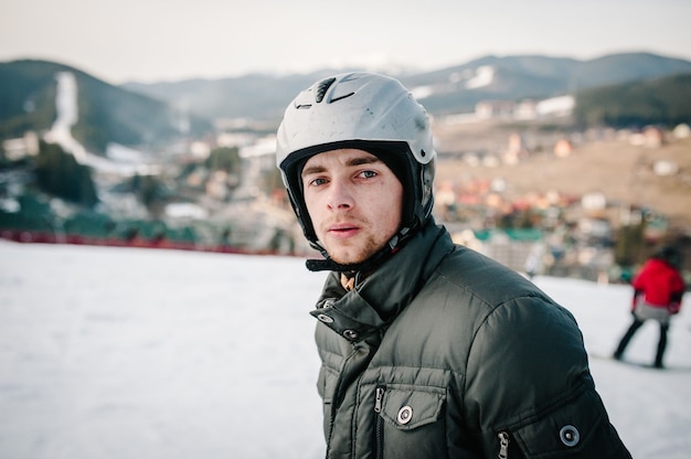 Ritratto di uomo che indossa un casco per una guida sicura sulla neve