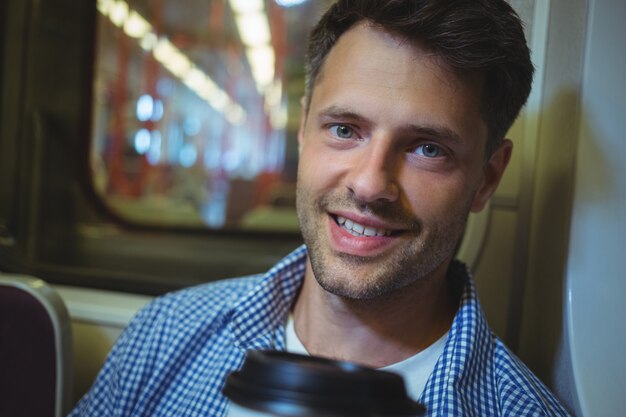 Ritratto di uomo che viaggia in treno