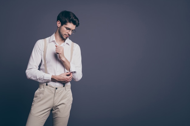 ritratto di uomo d'affari bello responsabile capo manica di fissaggio preparando per la riunione vestito formale camicia bianca bretelle pantaloni spec.
