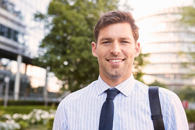 Ritratto di uomo d'affari che cammina per la città sulla strada per lavorare