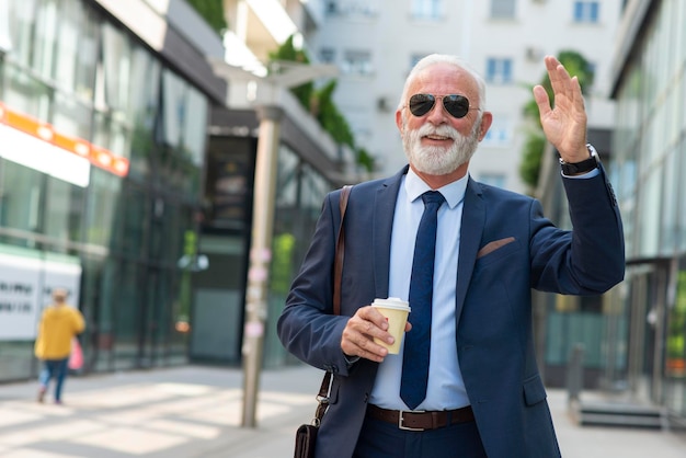 Ritratto di uomo d'affari senior che saluta